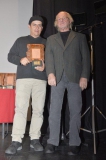 Il regista Juan Carlos Carrasco con il premio per la migliore colonna sonora conferito ad Agustín Barbabosa per il film "Martín al amanecer"